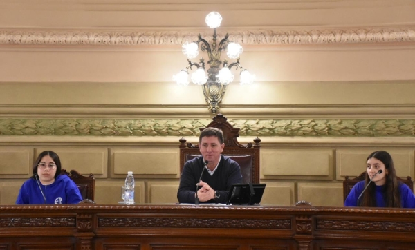 El Senador Rubén Pirola con jóvenes en el Senado